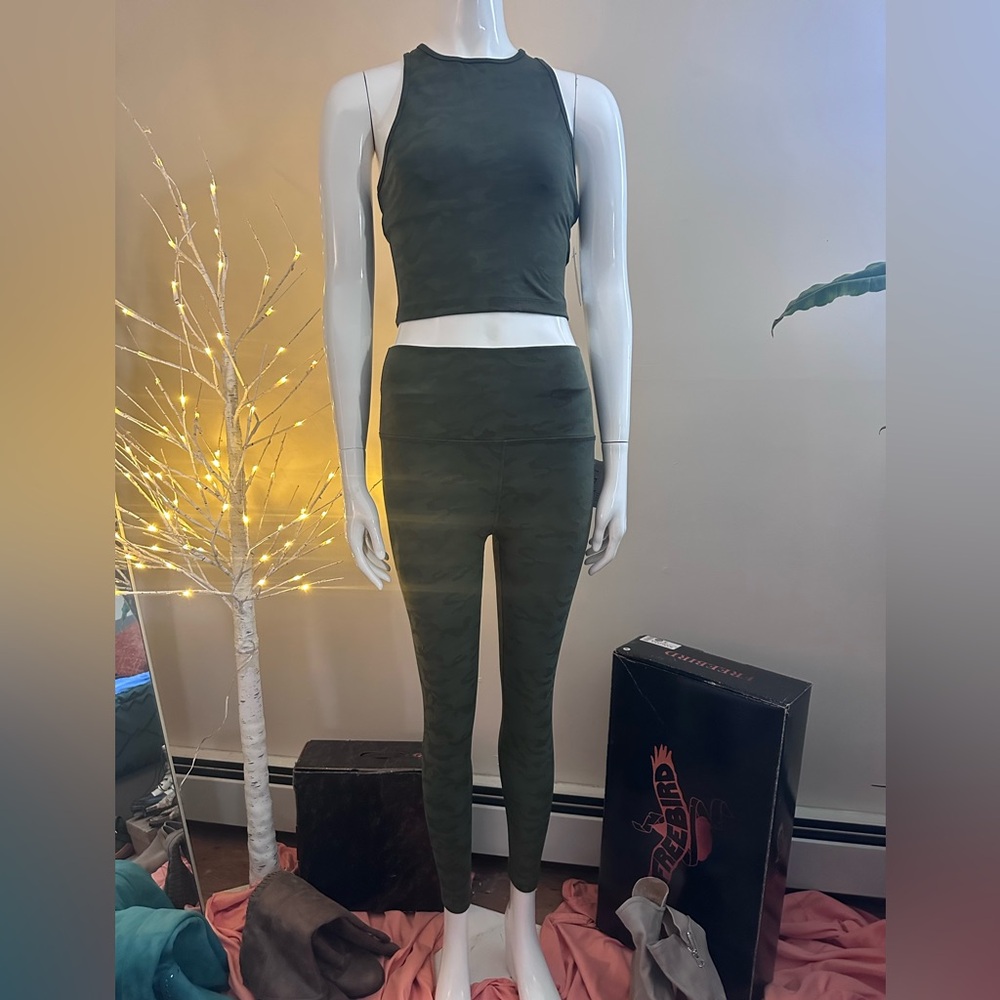COPY - Beyond Yoga Midi leggings Medium & Top small in Eden Green Camo Jacquard